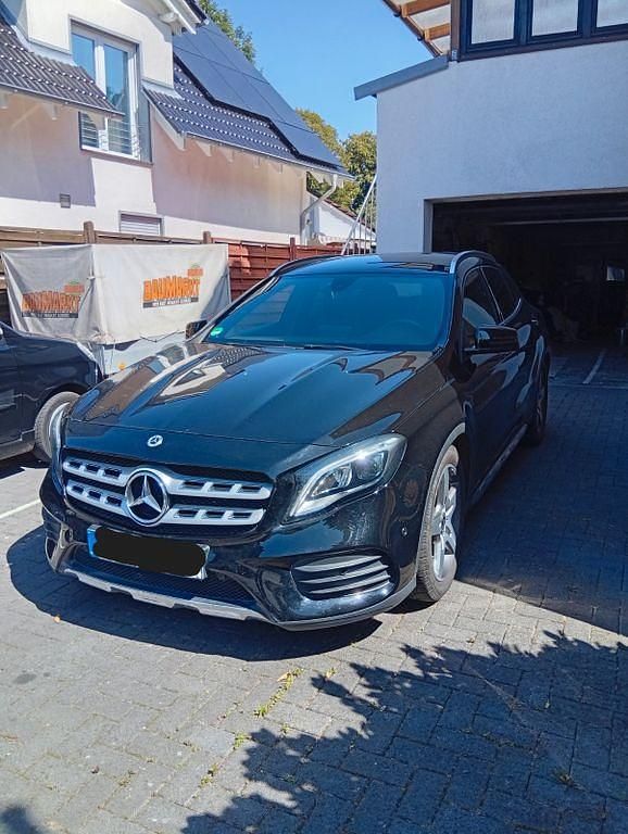 Schwarz Gebraucht 2018 Mercedes GLA180 AMG SUV | 19.900 € (Superpreis) - Bild 1/4