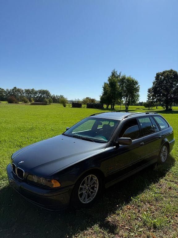 Grau Gebraucht 2001 BMW 525 Sport Line Kombi | 2.990 € (Fairer Preis) - Bild 1/4