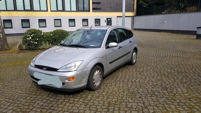 Silber Gebraucht 2001 Ford Focus Limousine | 500 € (Guter Preis) - Bild 1/4