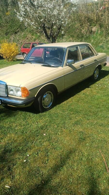 Gelb Gebraucht 1977 Mercedes 200 Limousine | 9.200 € - Bild 1/4