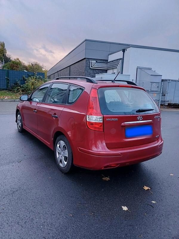 Gebraucht Hyundai i30 90 PS (66 kW) 2012 Rot Kombi