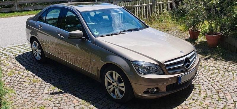 Schwarz Gebraucht 2010 Mercedes C200 Classic Limousine | 11.000 € (Etwas zu teuer) - Bild 1/4