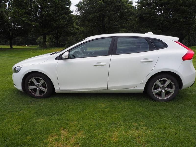 Weiß Gebraucht 2014 Volvo V40 You! Kombi | 9.999 € (Fairer Preis) - Bild 1/3