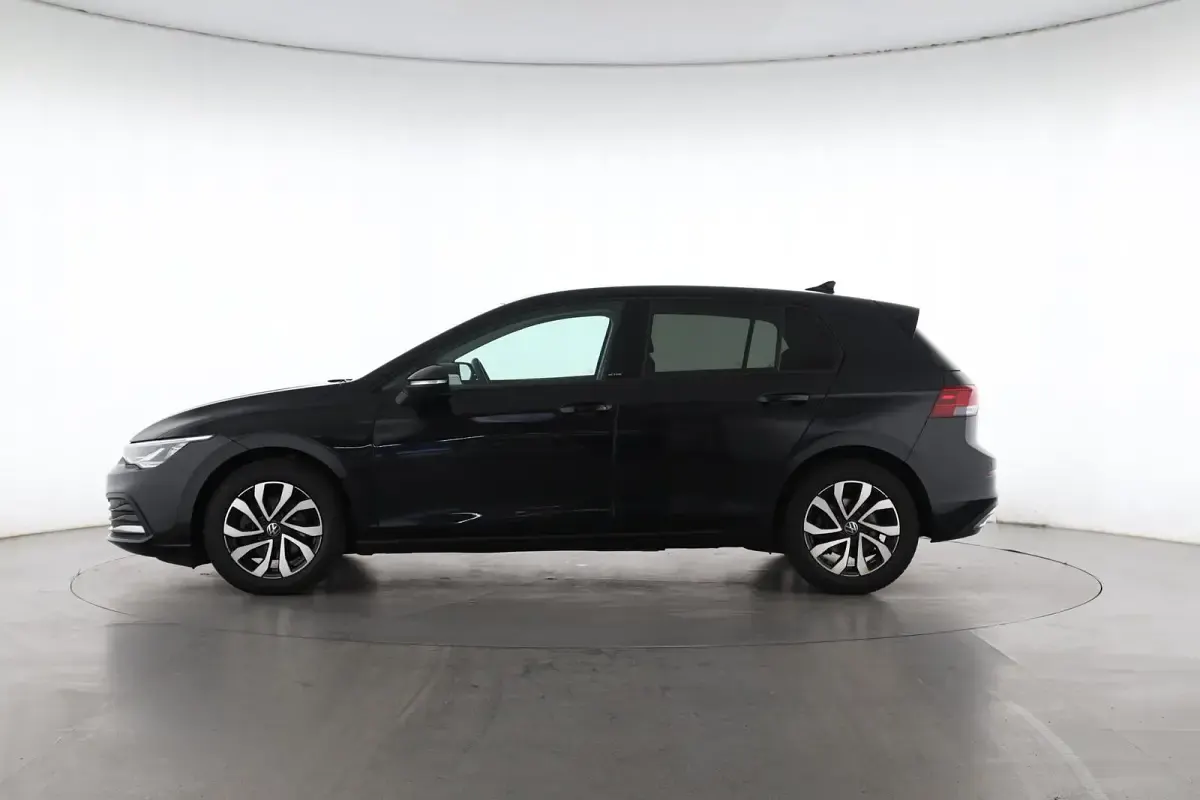 Gebraucht VW Golf VIII Active 150 PS (110 kW) 2021 Deep black perleffekt Kleinwagen
