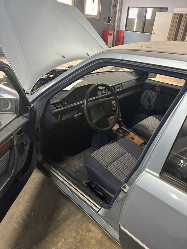 Gebraucht Mercedes E260 161 PS (118 kW) 1990 Limousine