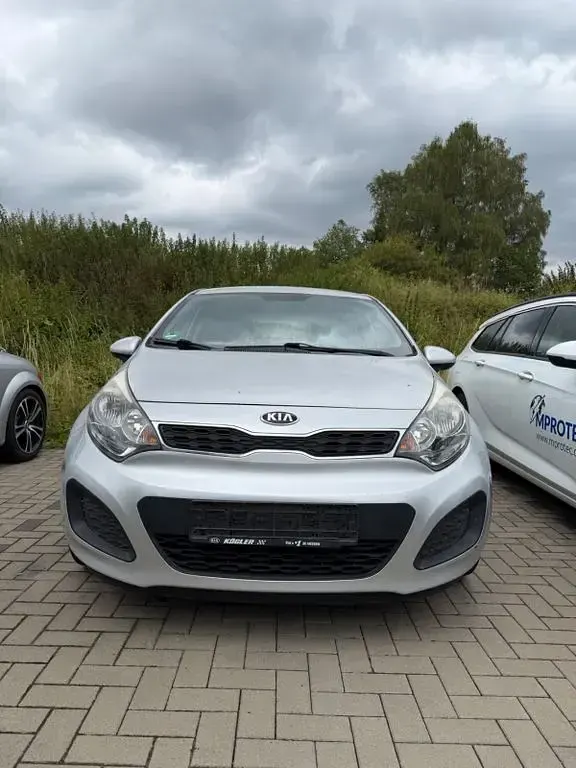 Gebraucht Kia Rio 109 PS (80 kW) 2015 Silber Limousine