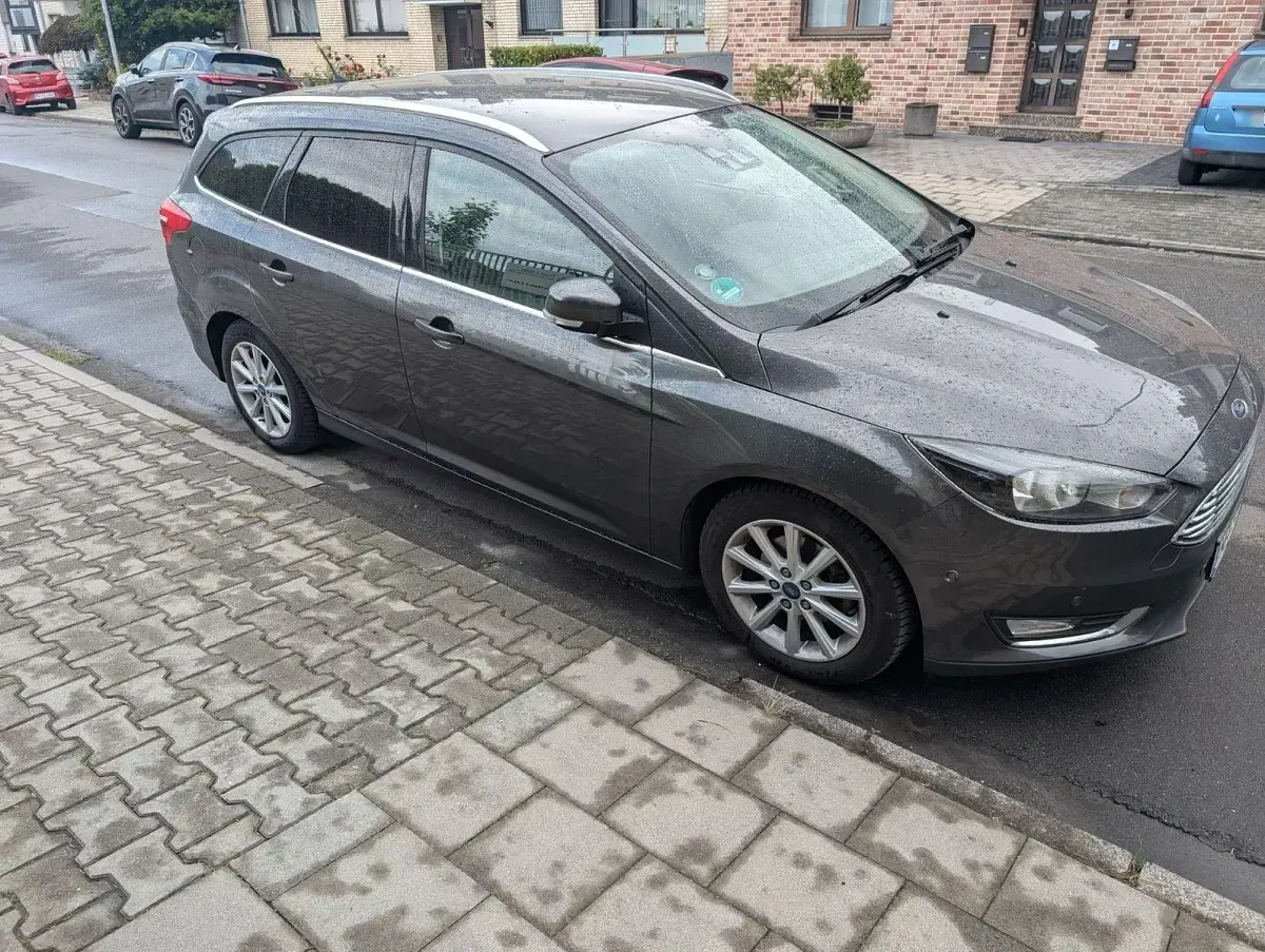 Gebraucht Ford Focus Titanium 120 PS (88 kW) 2015 Grau Kombi