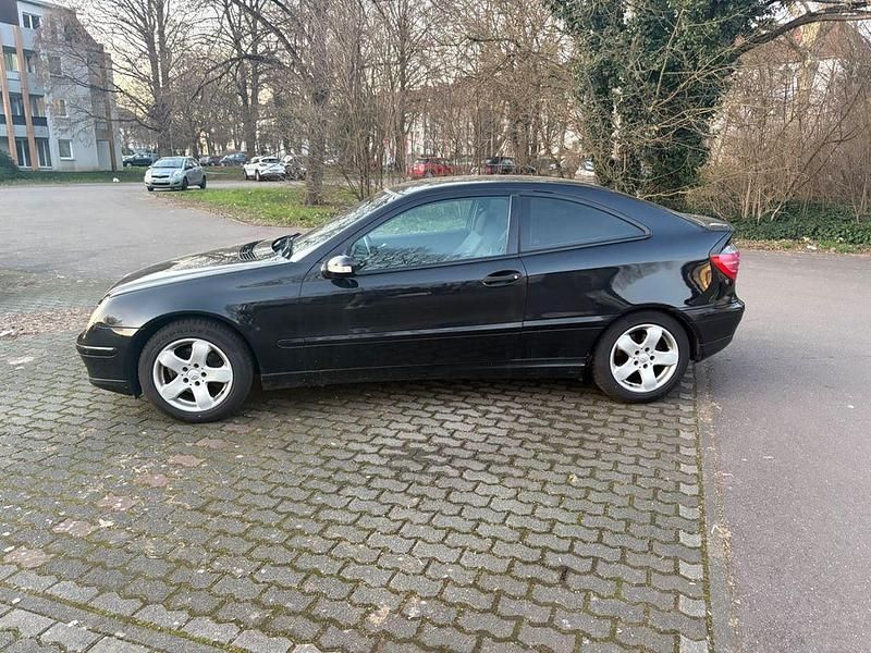 Gebraucht Mercedes C180 143 PS (105 kW) 2004 Schwarz Coupé