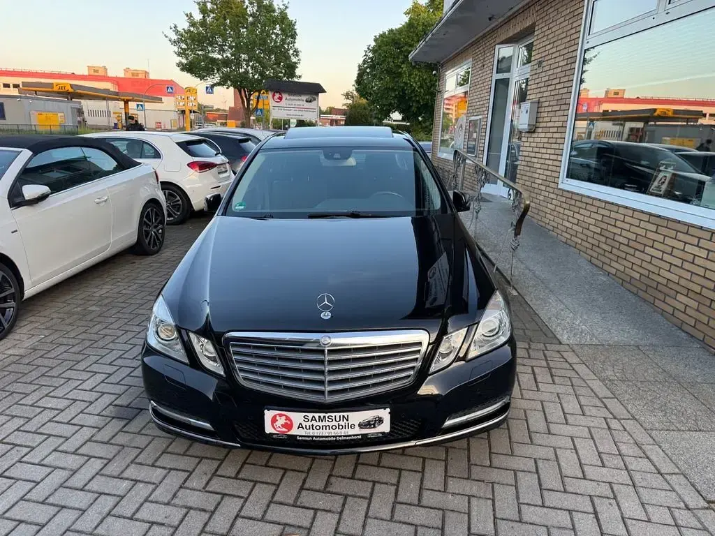 Używany Mercedes E220 170 KM (125 kW) 2012 Czarny Sedan/Limuzyna