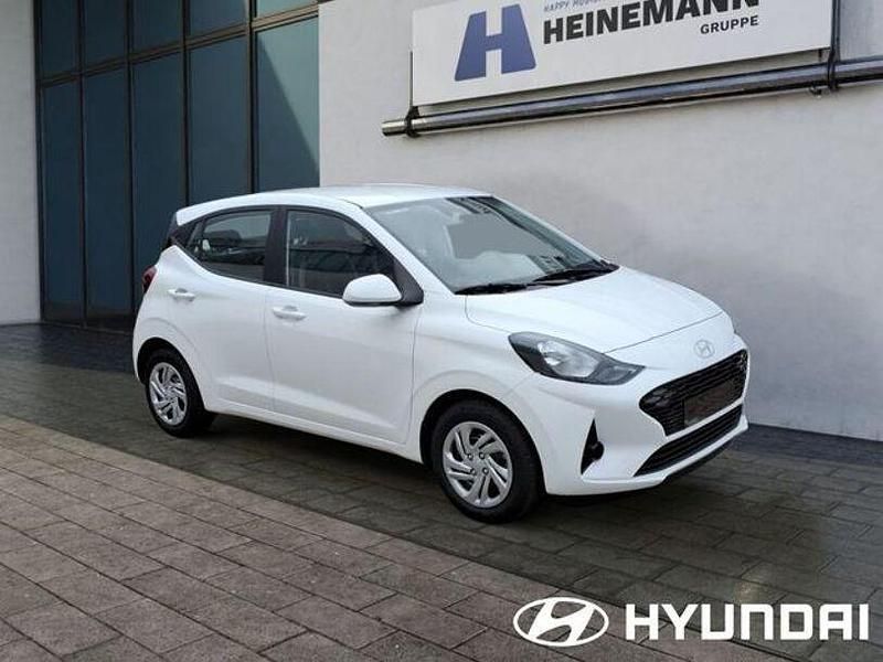Gebraucht Hyundai i10 Comfort 63 PS (46 kW) 2024 Weiß sonderlack Kleinwagen