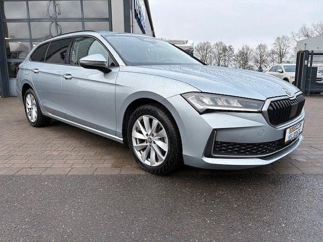 Silber Gebraucht 2025 Skoda Superb Selection Kombi | 32.990 € (Superpreis) - Bild 1/4