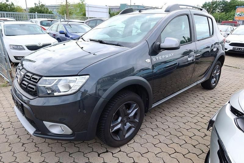 Grau Gebraucht 2018 Dacia Sandero Celebration Kleinwagen | 7.990 € (Fairer Preis) - Bild 1/4