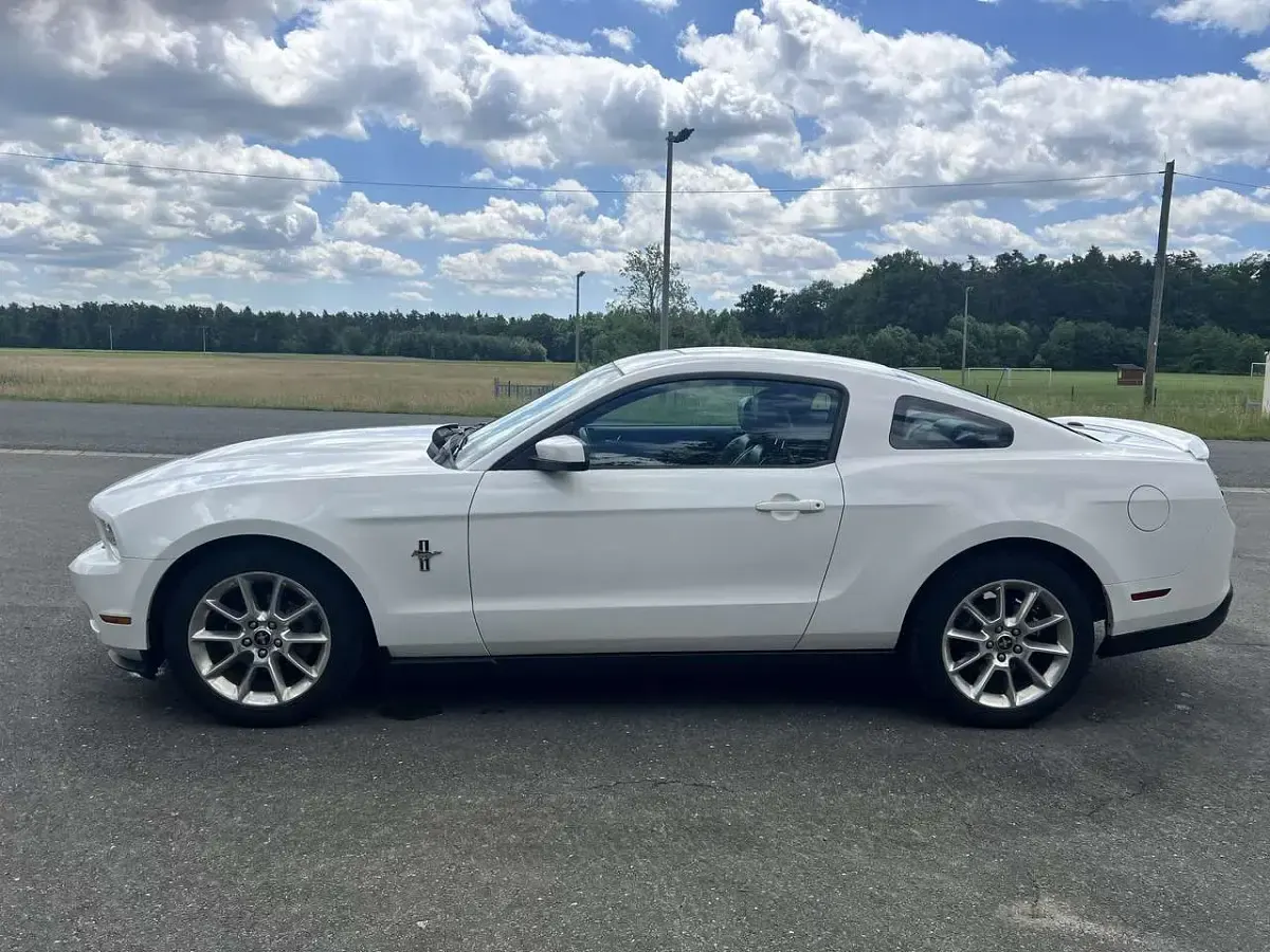 Gebraucht Ford Mustang 213 PS (156 kW) 2010 Weiß Coupé