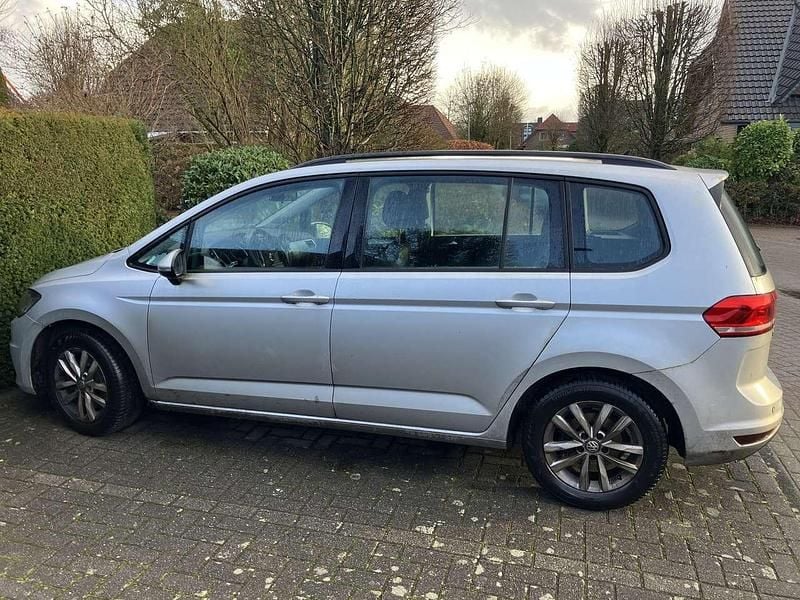 Grau Gebraucht 2017 VW Touran Trendline Van / Kleinbus | 12.600 € (Superpreis) - Bild 1/4