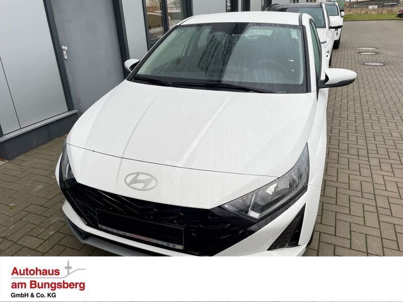 Weiß Neu 2024 Hyundai i20 Trend Limousine | 20.990 € (Fairer Preis) - Bild 1/2