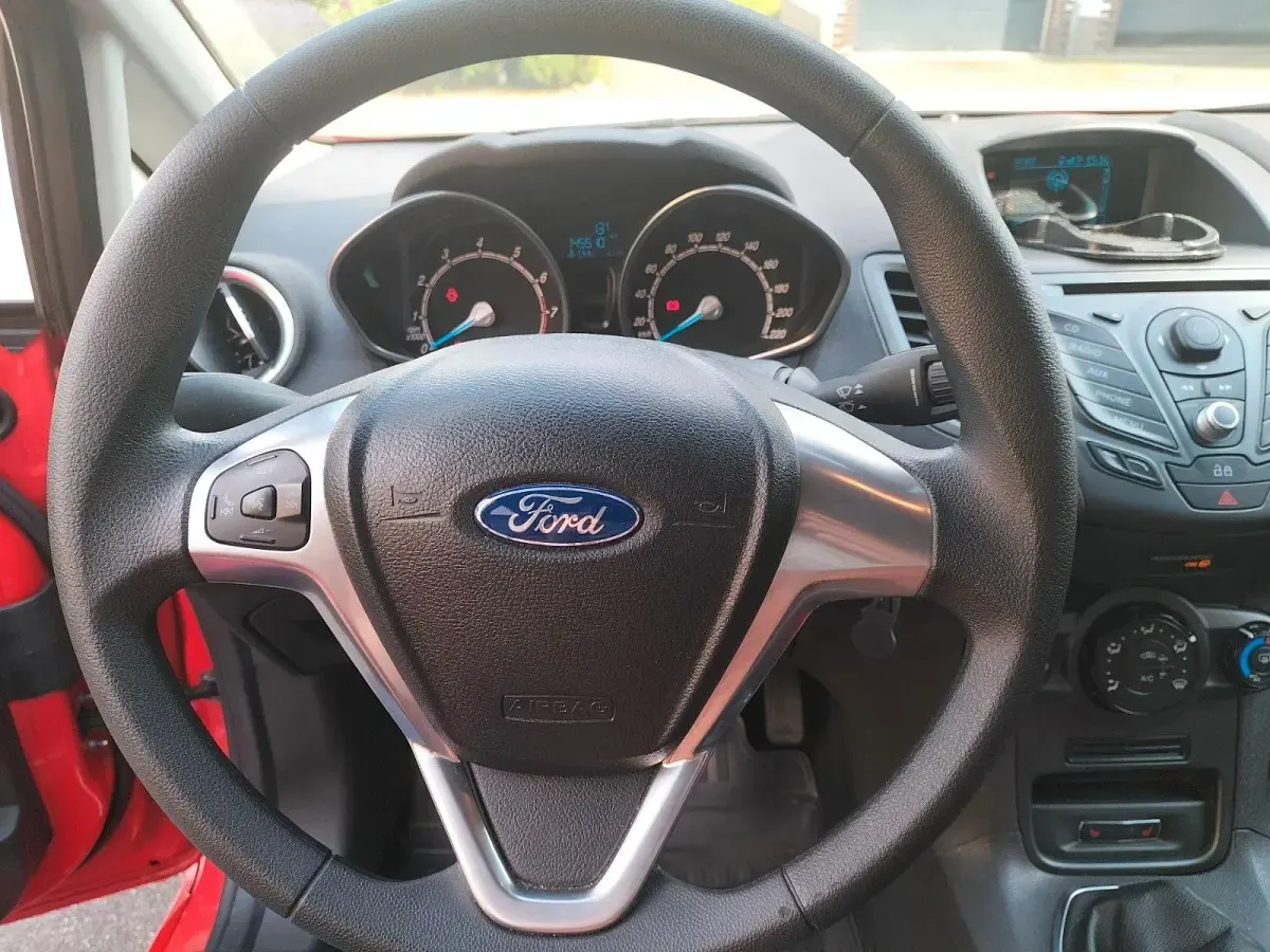 Gebraucht Ford Fiesta 101 PS (74 kW) 2013 Rot Kleinwagen