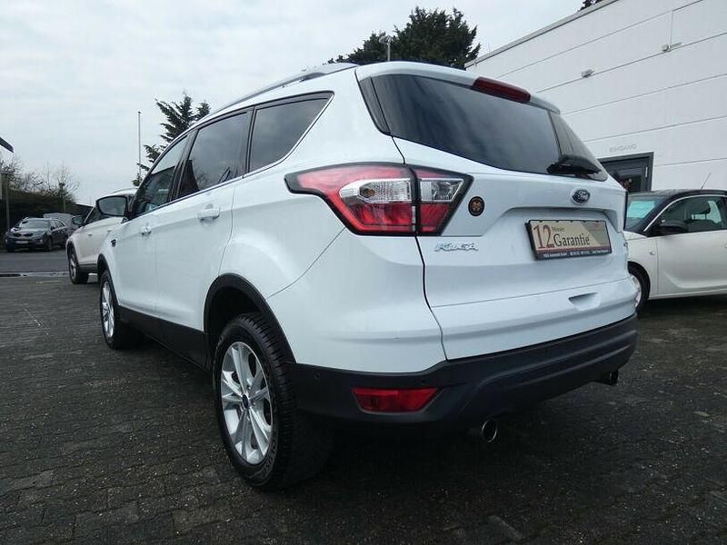 Gebraucht Ford Kuga Titanium 150 PS (110 kW) 2017 Weiß SUV