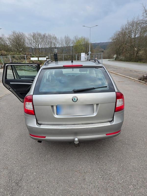 Gebraucht Skoda Octavia 105 PS (77 kW) 2012 Grau Kombi