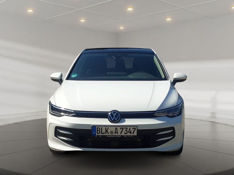 Pure white uni Gebraucht 2024 VW Golf VIII Life Limousine | 32.900 € - Bild 1/4