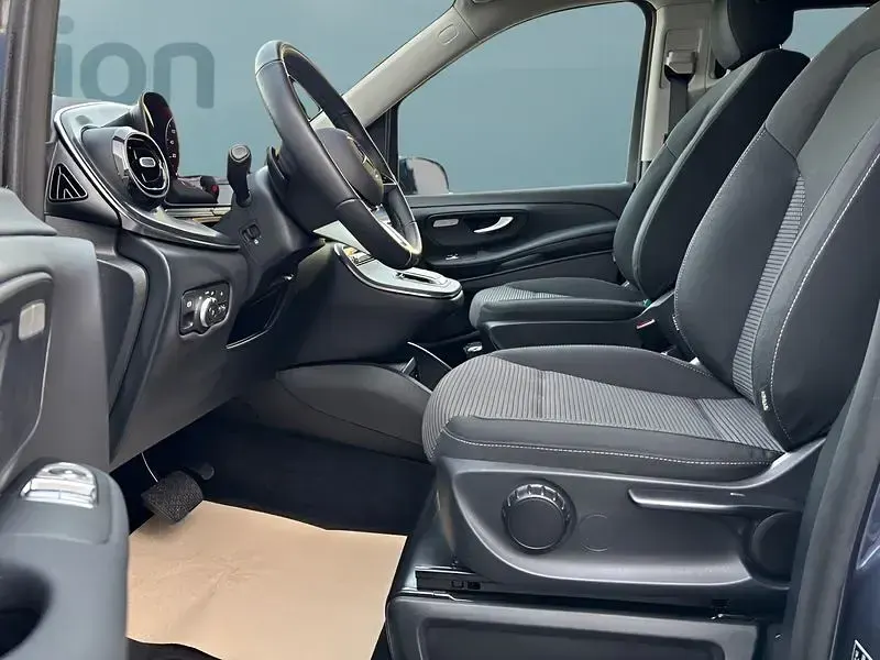 Gebraucht Mercedes V220 163 PS (119 kW) 2024 Blau Van / Kleinbus