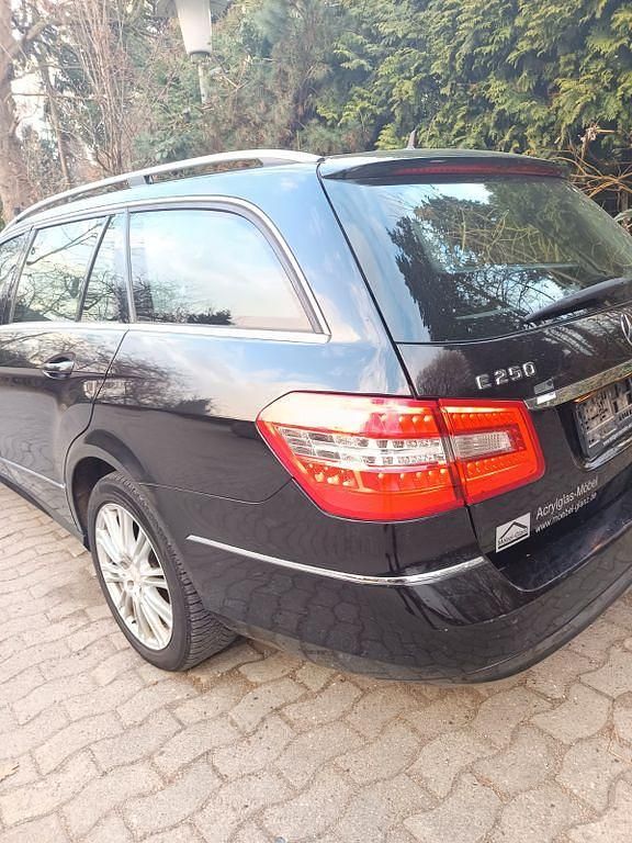 Gebraucht Mercedes E250 204 PS (150 kW) 2011 Schwarz Limousine