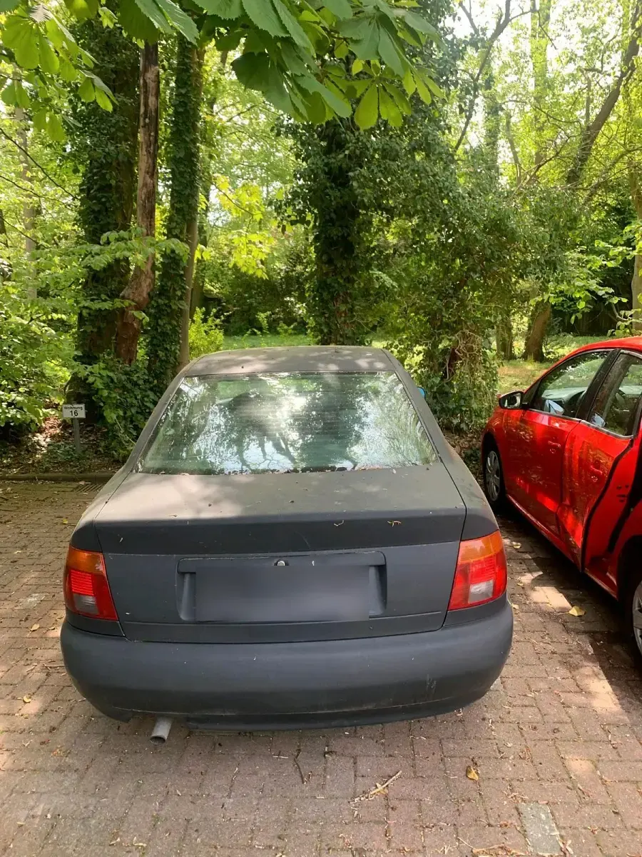 Używany Audi A4 101 KM (74 kW) 1995 Czarny Sedan/Limuzyna