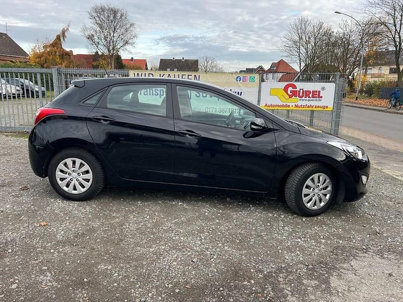 Schwarz Gebraucht 2015 Hyundai i30 Trend Limousine | 6.500 € (Superpreis) - Bild 1/4