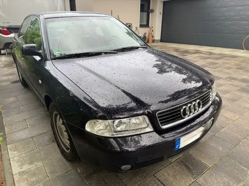 Używany Audi A4 102 KM (75 kW) 2000 Niebieski Sedan/Limuzyna