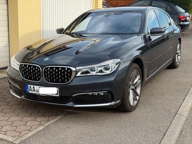 Grau Gebraucht 2015 BMW 740 Sport Line Limousine | 21.200 € (Superpreis) - Bild 1/4