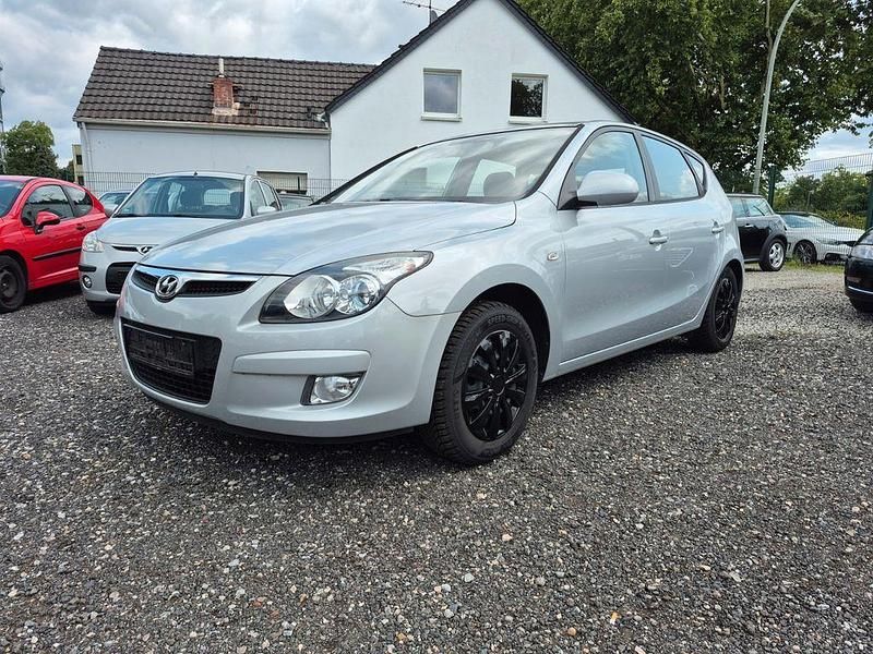 Grau Gebraucht 2010 Hyundai i30 Comfort Limousine | 4.499 € (Guter Preis) - Bild 1/4