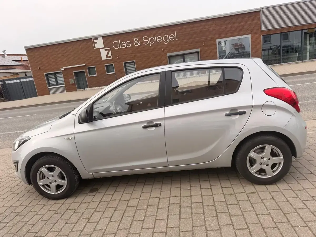 Gebraucht Hyundai i20 Edition 86 PS (63 kW) 2014 Silber Limousine