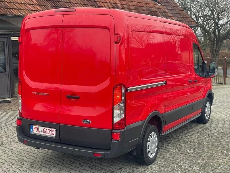 Gebraucht Ford Transit Trend 131 PS (96 kW) 2018 Rot Van / Kleinbus