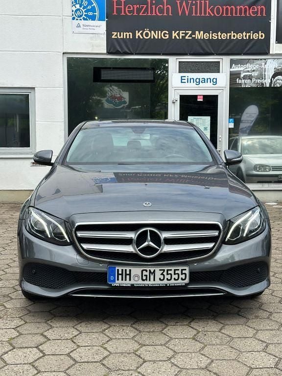 Grau Gebraucht 2019 Mercedes E250 Limousine | 23.900 € (Fairer Preis) - Bild 1/4