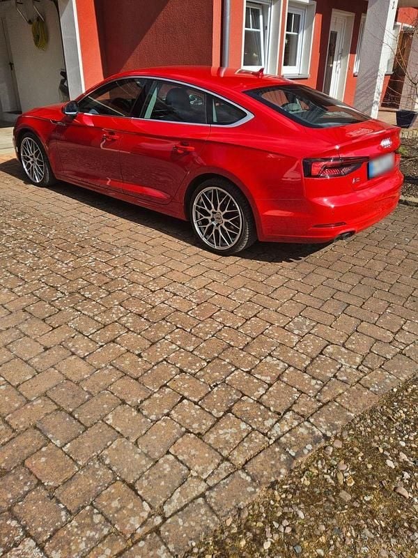 Gebraucht Audi A5 Sportback Ambiente 218 PS (160 kW) 2018 Rot Kleinwagen