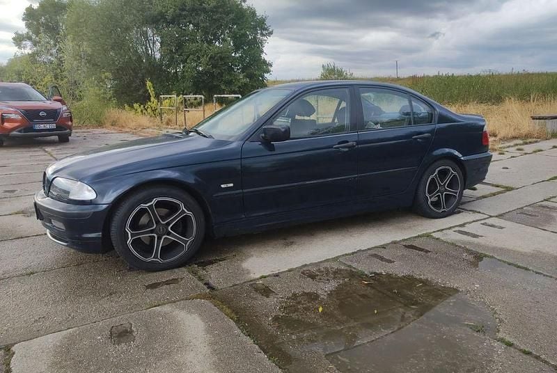 Blau Gebraucht 1999 BMW 318 Limousine | 2.599 € (Fairer Preis) - Bild 1/4