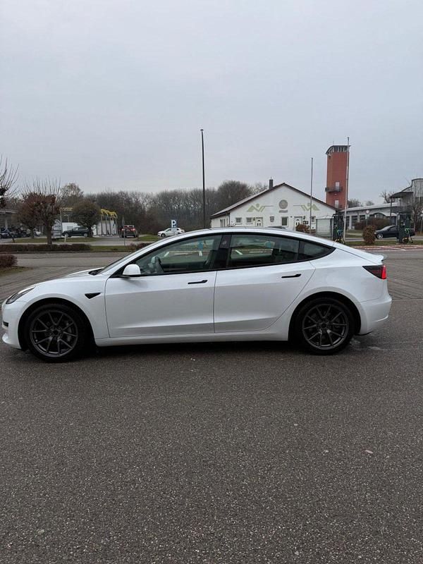 Weiß Gebraucht 2021 Tesla Model 3 Standard Range Plus Limousine | 21.000 € (Fairer Preis) - Bild 1/4
