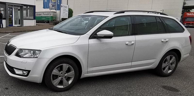Weiß Gebraucht 2014 Skoda 105 Elegance Limousine | 8.000 € - Bild 1/4