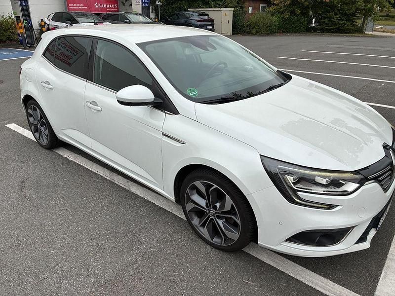 Weiß Gebraucht 2016 Renault Mégane IV Bose Edition Limousine | 8.400 € (Guter Preis) - Bild 1/4