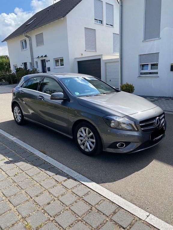 Grau Gebraucht 2013 Mercedes A180 Style Limousine | 9.450 € (Guter Preis) - Bild 1/4