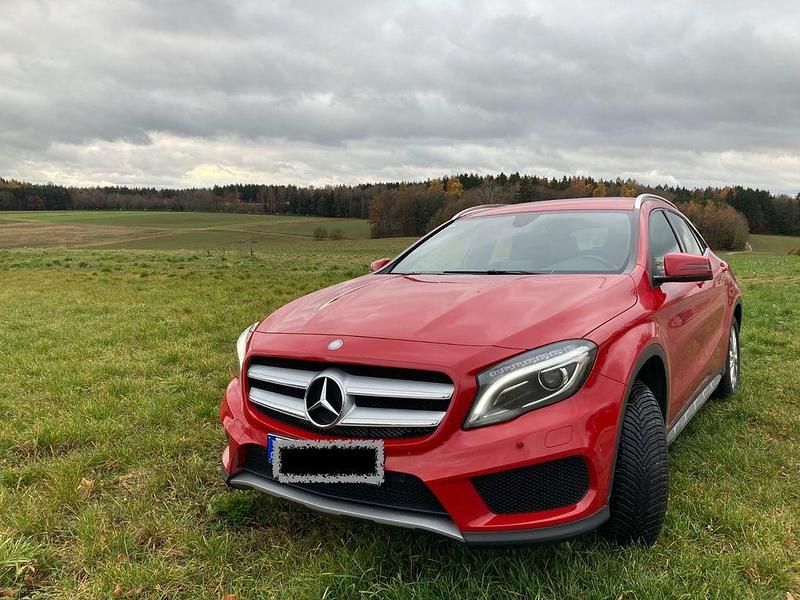 Rot Gebraucht 2016 Mercedes GLA200 AMG line SUV | 18.100 € (Fairer Preis) - Bild 1/4