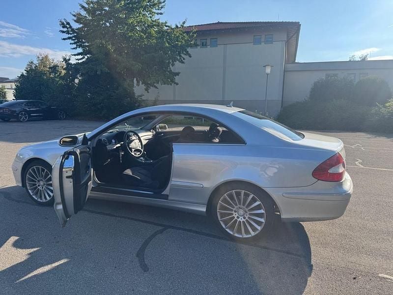 Silber Gebraucht 2007 Mercedes CLK200 Elegance Coupé | 4.100 € (Guter Preis) - Bild 1/4