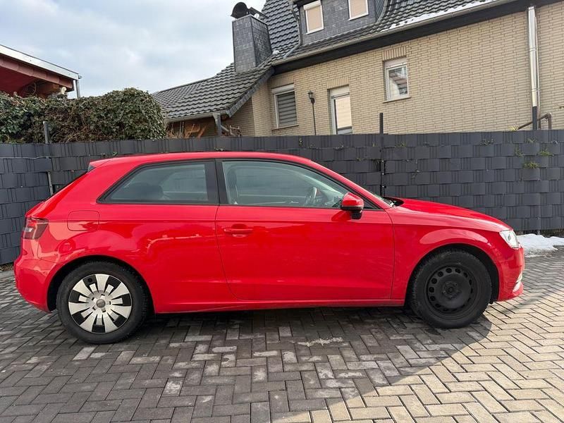 Gebraucht Audi A3 Attraction 122 PS (89 kW) 2012 Rot Limousine