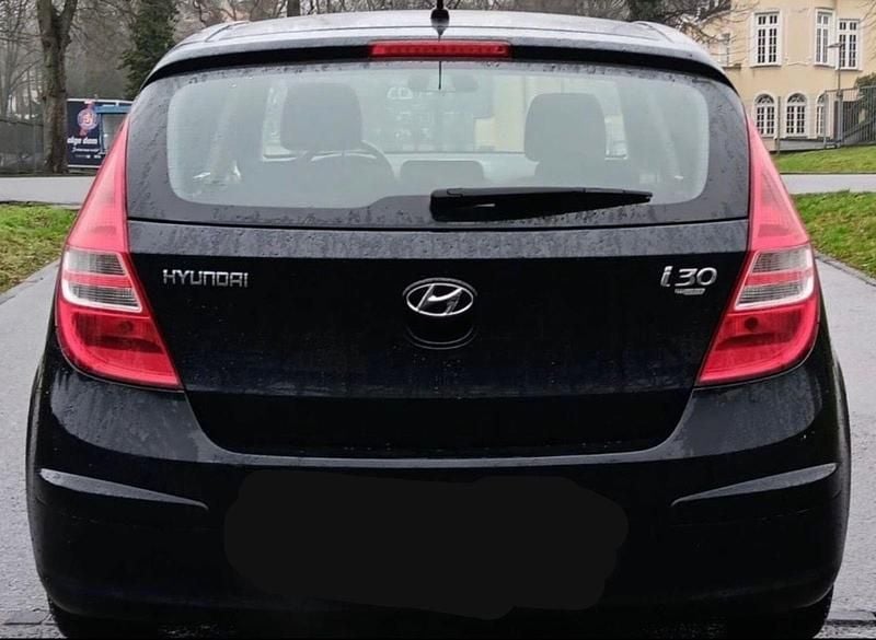 Gebraucht Hyundai i30 109 PS (80 kW) 2010 Schwarz Limousine