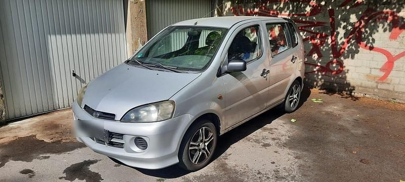Silber Gebraucht 2003 Daihatsu YRV Van / Kleinbus | 595 € - Bild 1/4