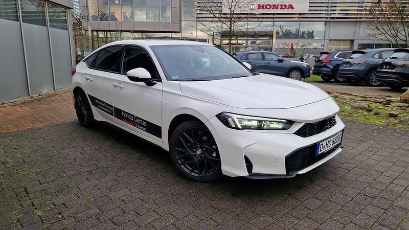 Platinum white (weiß) Gebraucht 2025 Honda Civic Advance Limousine | 38.980 € (Etwas zu teuer) - Bild 1/4