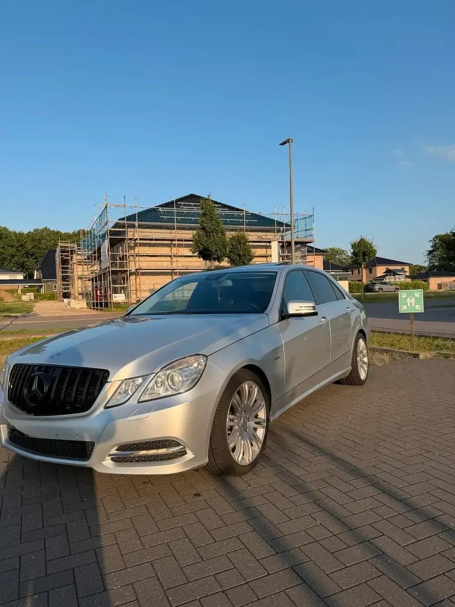 Gebraucht Mercedes E300 Avantgarde 204 PS (150 kW) 2011 Silber Limousine