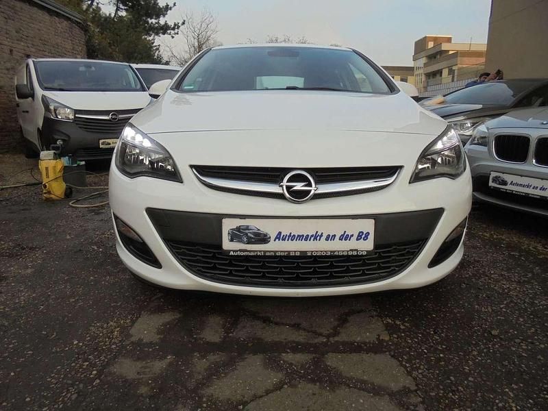 Gebraucht Opel Astra Selection 116 PS (85 kW) 2015 Weiß Limousine