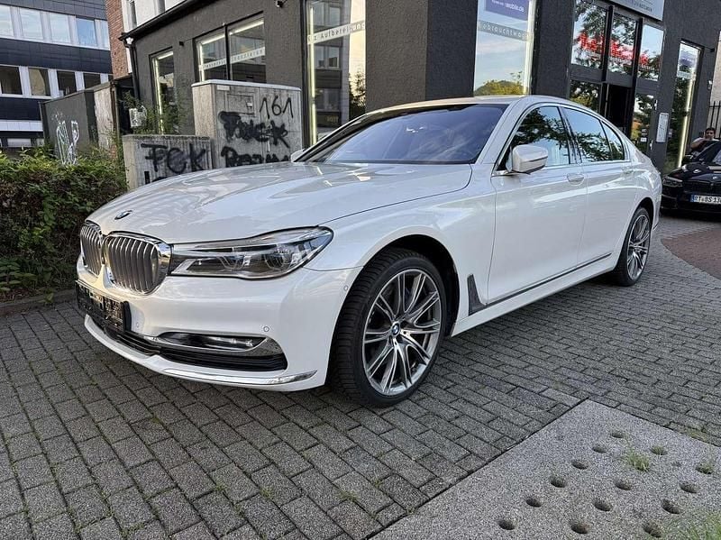 Weiß Gebraucht 2017 BMW 750 Limousine | 27.500 € (Superpreis) - Bild 1/4