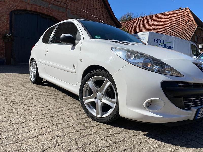 Gebraucht Peugeot 206+ 73 PS (53 kW) 2013 Weiß Kleinwagen