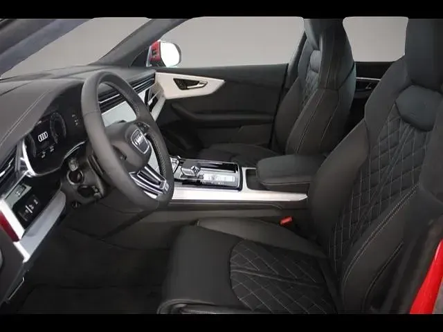 Gebraucht Audi Q8 Ambiente 286 PS (210 kW) 2024 Manufacturer SUV
